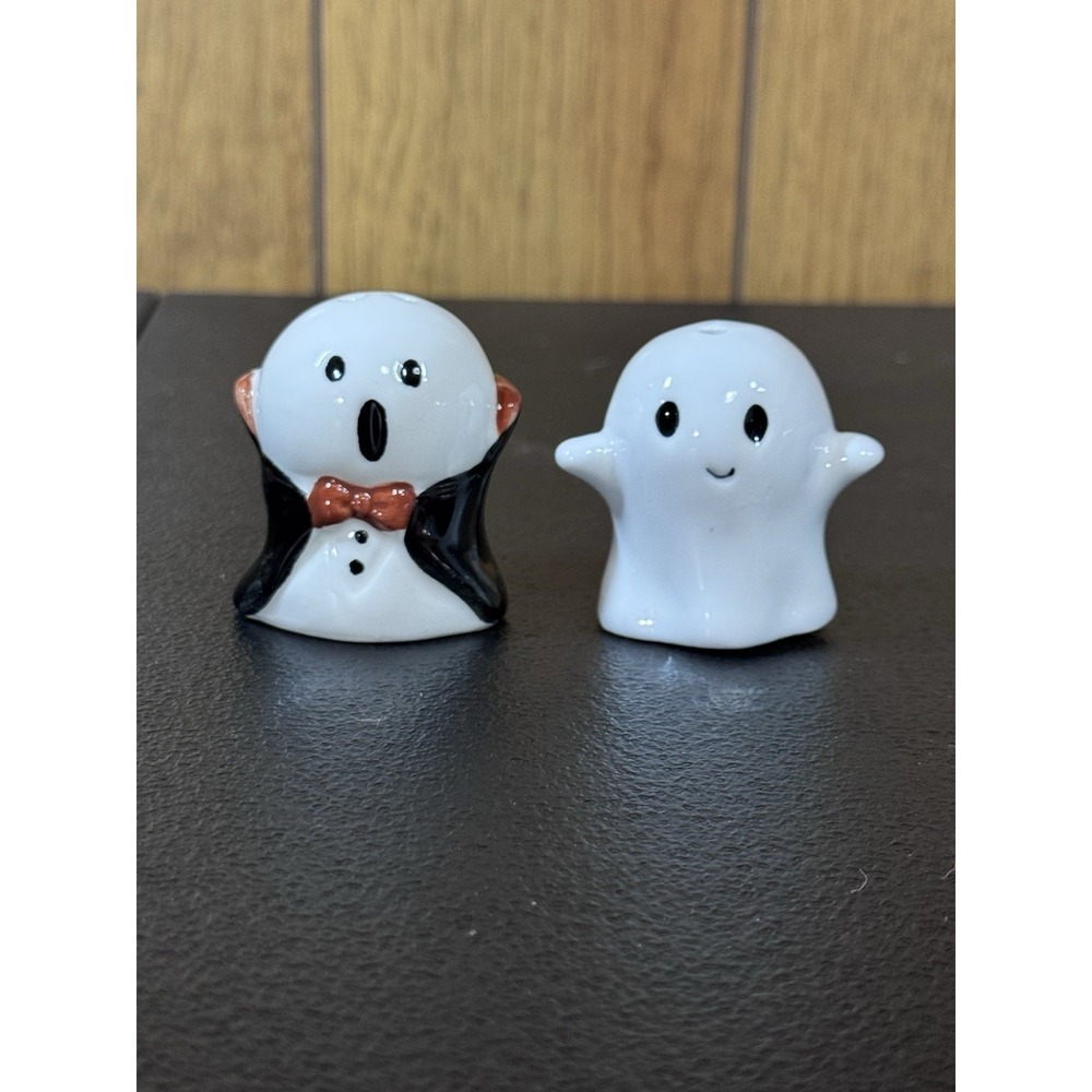 Cracker Barrel  Mini Ghost And Vampire Ghost Salt & Pepper Shaker Set 2025 New*
